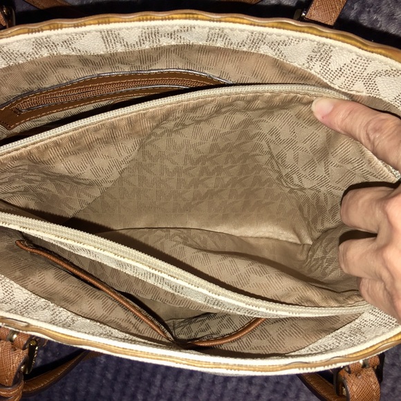 Michael Kors Purse & Wallet (EUC) - Picture 4 of 8